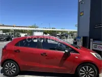 Usado Kia Rio 85 CV (62 kW) 2012 Rojo Berlina