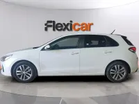 Usado Hyundai i30 110 CV (80 kW) 2018 Blanco Berlina