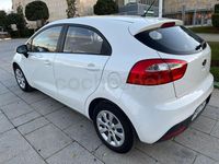 Usado Kia Rio 85 CV (62 kW) 2014 Blanco Berlina