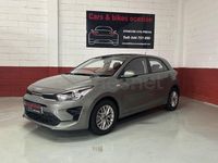Usado Kia Rio 84 CV (61 kW) 2022 Verde Berlina