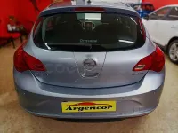 Usado Opel Astra Excellence 140 CV (102 kW) 2015 Gris / plata Berlina