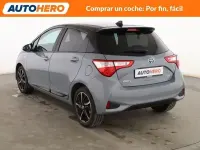 Usado Toyota Yaris Advance 101 CV (74 kW) 2018 Gris Utilitario