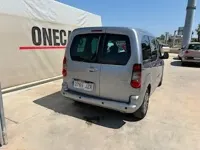 Usado Peugeot Partner Tepee Active 100 CV (73 kW) 2017 Gris / plata Monovolumen