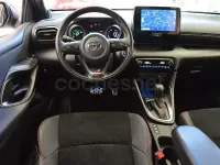 Usado Toyota Yaris Hybrid Plus 116 CV (85 kW) 2023 Gris / plata Berlina