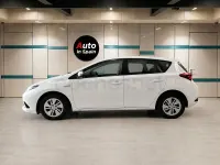 Usado Toyota Auris Hybrid Advance 136 CV (100 kW) 2016 Blanco Berlina