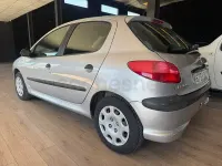 Usado Peugeot 206 75 CV (55 kW) 2006 Gris / plata Berlina