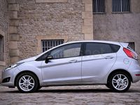 Usado Ford Fiesta Trend 82 CV (60 kW) 2017 Gris / plata Berlina