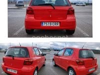 Usado Toyota Yaris Sol 87 CV (63 kW) 2004 Rojo Berlina