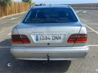 Usado Mercedes E220 Classic 143 CV (105 kW) 2001 Gris / plata Berlina
