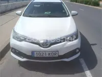 Usado Toyota Auris Hybrid Active 136 CV (100 kW) 2017 Blanco Familiar