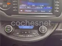 Usado Toyota Yaris Hybrid Active 100 CV (73 kW) 2018 Gris / plata Berlina