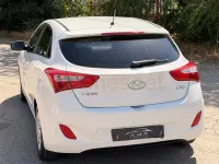 Usado Hyundai i30 100 CV (73 kW) 2015 Blanco Berlina