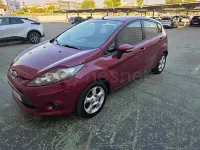 Usado Ford Fiesta Trend 70 CV (51 kW) 2011 Granate Berlina
