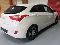 Usado Hyundai i30 100 CV (73 kW) 2014 Blanco Berlina