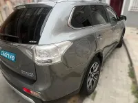 Usado Mitsubishi Outlander P-HEV 203 CV (149 kW) 2015 Gris / plata SUV