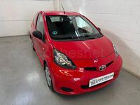 Usado Toyota Aygo 68 CV (50 kW) 2010 Rojo Utilitario