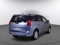 Usado Peugeot 5008 Allure 120 CV (88 kW) 2015 Gris / plata Monovolumen