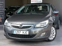 Usado Opel Astra Excellence 140 CV (102 kW) 2012 Gris / plata Berlina