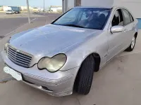 Usado Mercedes C220 Elegance 143 CV (105 kW) 2002 Gris / plata Berlina