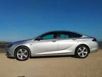 Usado Opel Insignia Selective 136 CV (100 kW) 2018 Gris Berlina
