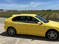 Usado Seat Leon Sport 150 CV (110 kW) 2003 Amarillo Utilitario