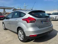 Usado Ford Focus Trend 125 CV (91 kW) 2015 Gris / plata Berlina