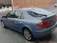 Usado Renault Laguna II Dynamique 135 CV (99 kW) 2005 Gris / plata Berlina