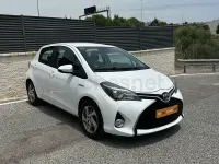 Usado Toyota Yaris Hybrid Active 100 CV (73 kW) 2016 Blanco Berlina