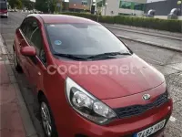 Usado Kia Rio 85 CV (62 kW) 2013 Rojo Berlina