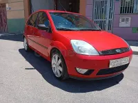 Usado Ford Fiesta Trend 68 CV (50 kW) 2004 Rojo Utilitario