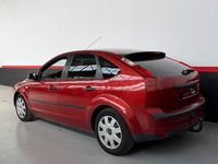 Begagnad Ford Focus Trend 115 HK (84 kW) 2006 Röd Sedan