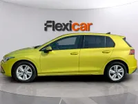 Usado VW Golf VIII 116 CV (85 kW) 2021 Amarillo Berlina