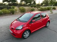 Usado Toyota Aygo Live 68 CV (50 kW) 2010 Rojo Utilitario