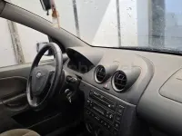 Usado Ford Fiesta Ambiente 68 CV (50 kW) 2004 Azul Utilitario