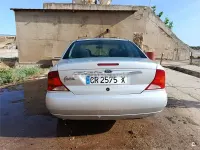 Usado Ford Focus Ghia 130 CV (95 kW) 1999 Gris / plata Berlina