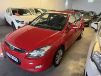 Usado Hyundai i30 Comfort 90 CV (66 kW) 2010 Rojo Familiar