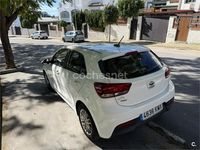 Usado Kia Rio 84 CV (61 kW) 2018 Blanco Berlina