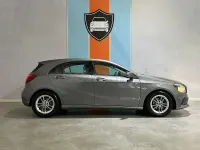 Usado Mercedes A180 109 CV (80 kW) 2018 Gris / plata Berlina