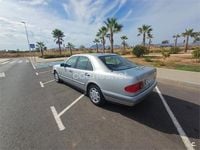 Usado Mercedes E300 Elegance 136 CV (100 kW) 1996 Gris / plata Berlina