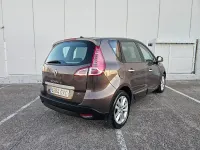 Usado Renault Scénic Privilege 160 CV (117 kW) 2010 Marrón Monovolumen