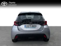 Usado Toyota Yaris Hybrid Active 116 CV (85 kW) 2024 Gris / plata Berlina