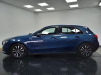 Usado Mercedes A180 Business 137 CV (100 kW) 2021 Azul Berlina