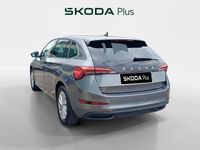 Usado Skoda Scala Ambition 110 CV (80 kW) 2023 Gris plata Utilitario