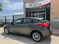 Usado Ford Focus Trend 125 CV (91 kW) 2017 Gris / plata Berlina