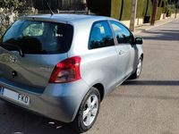 Usado Toyota Yaris Luna 90 CV (66 kW) 2007 Plateado Utilitario