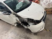 Usado Peugeot 208 Access 82 CV (60 kW) 2015 Blanco Utilitario