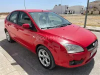 Usado Ford Focus Trend 109 CV (80 kW) 2007 Rojo Berlina