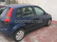 Usado Ford Fiesta Trend 80 CV (58 kW) 2003 Azul Utilitario