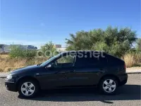 Usado Seat Leon Stella 105 CV (77 kW) 2005 Negro Utilitario