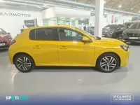 Usado Peugeot 208 Allure 100 CV (73 kW) 2020 Amarillo Utilitario